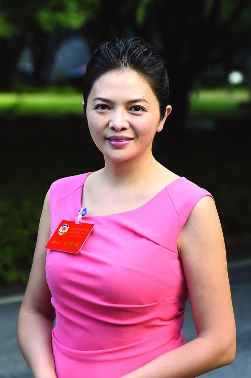 曾经有传言称,文清离开央视,是因为嫌钱少,后来她予以了否认.