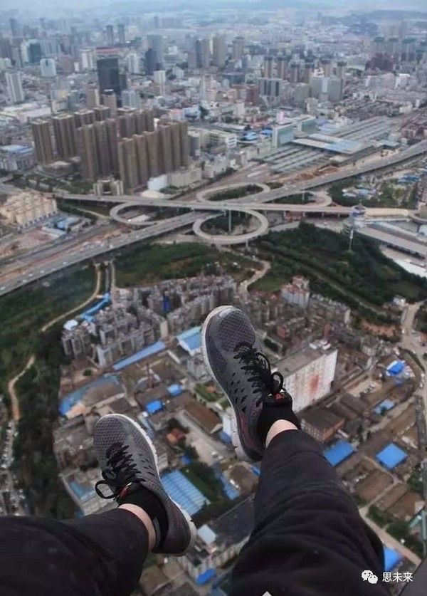 这组昆明"天台照片"让人看了脚软 网友惊呼拿生命拍照 知道真相的我