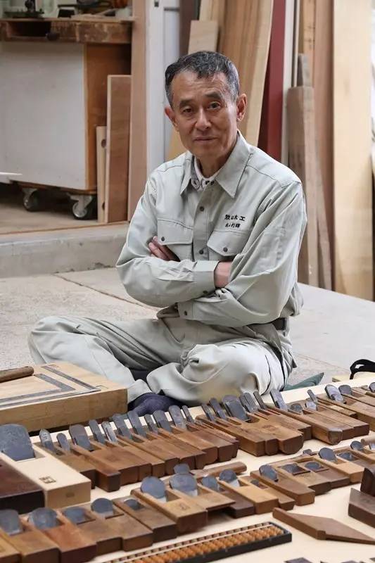 秋山利辉,1943年出生于奈良市,木工大匠,他所创办的"秋山木工"会社是