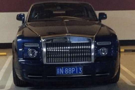 左边王思聪的车,右边成龙的车,这宾利都看不上