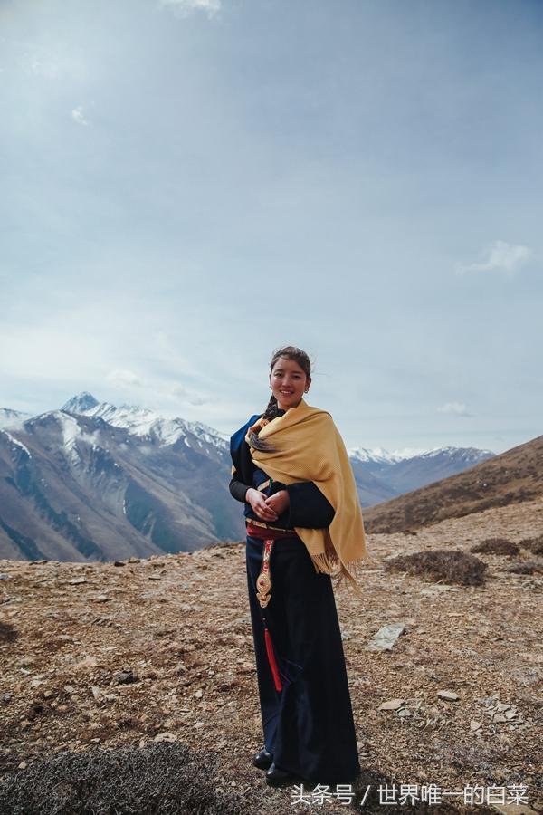 观景平台的下方有一排长长的转经筒,相传松赞干布和木雅公主历经365天