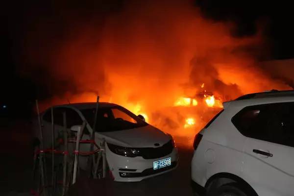 万州一轿车深夜起火!火势汹涌,隔壁两辆车都遭烧哒!