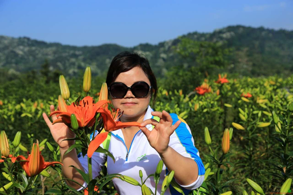 游客与百合花合影