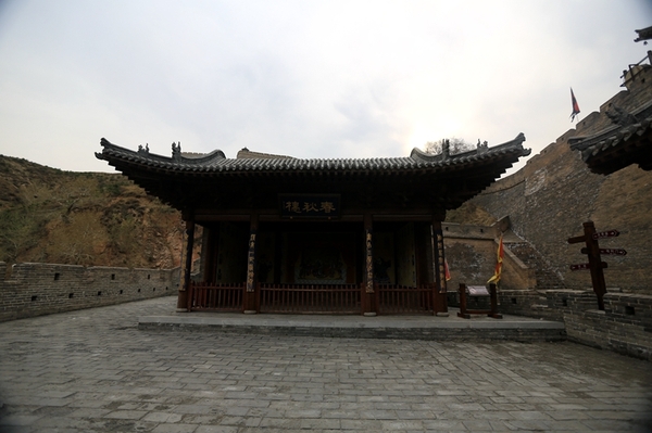 门洞上方携刻的"埊利"二字为武则天所提,其门楼为杨六郎祠,明代建筑