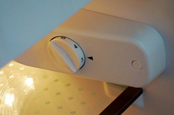 在冰箱内侧,有一个暖色的照明灯,对于夜晚使用冰箱来说,其光照效果