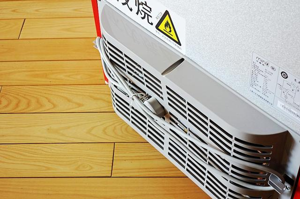 冰箱背后的压缩机散热口和电源线.