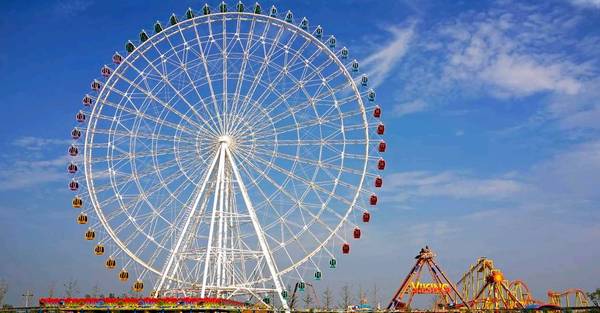 我喜欢浪漫的临沂,特别是沂河东岸的摩天轮,这座浪漫的摩天轮让我心动