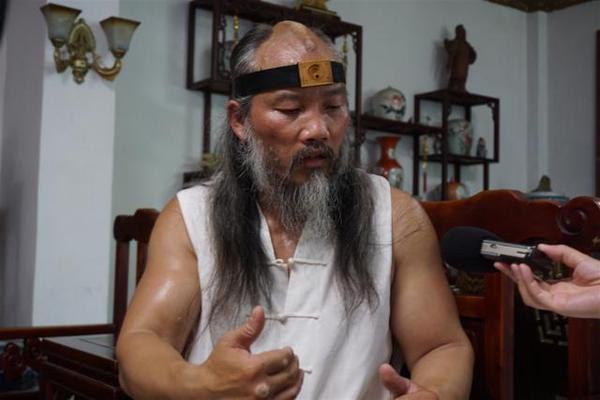 何道君的金钟罩功夫也相当强悍,钢枪扎不透他的咽喉,只能留下一个深深