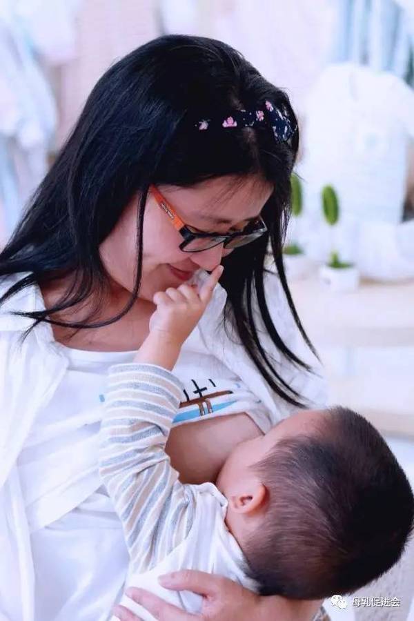 92张妈妈哺乳的照片,看着看着就笑了,笑着笑着就哭了