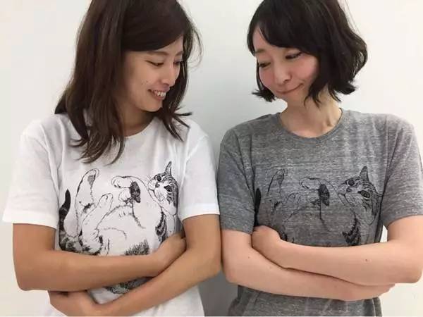 靠乳量来决定胸前的猫咪大小 穿上它后只要把双手环抱在胸部下方就