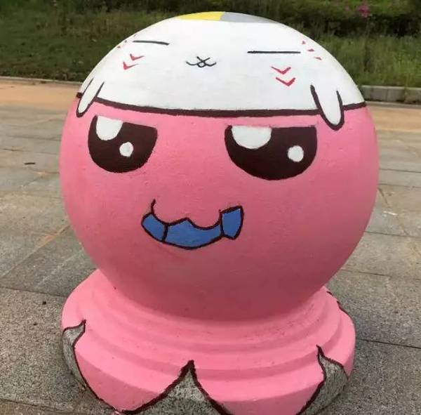 工大学子创意无限 手绘萌化石墩路障