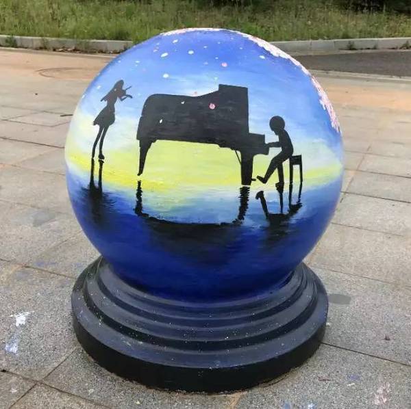 工大学子创意无限 手绘萌化石墩路障