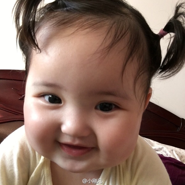 这个萌翻朋友圈的2岁中国小女孩穿上球鞋,41万粉丝都大喊可爱!