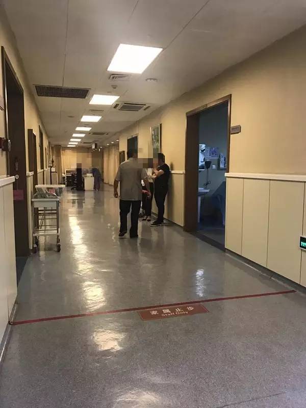 小伙子的朋友等在抢救室门口,来源:都市快报快报记者金洁洁