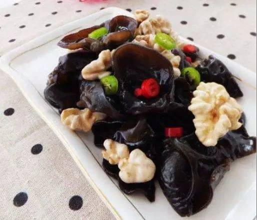 核桃仁拌木耳做法