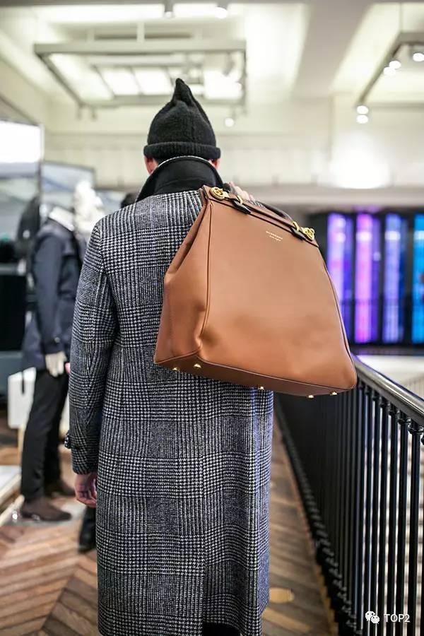 头条|吴亦凡凡这只burberry包包今年一定不会平凡