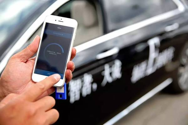 配合智能手机相关应用软件,全新e级车可实现多向遥控泊车