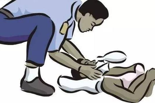 朱先生报料:杭州滨江区春波路中间,有个20来岁的小伙子跑步时倒地不起