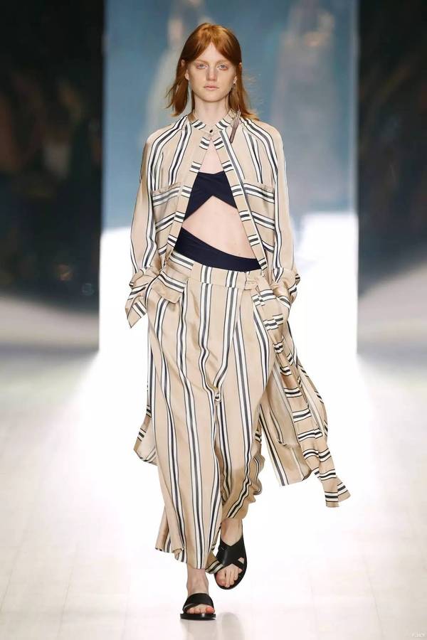 时装精丨秀场十里,不如场外驻足忘返的你