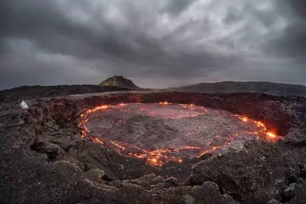 地狱之眼火山图片