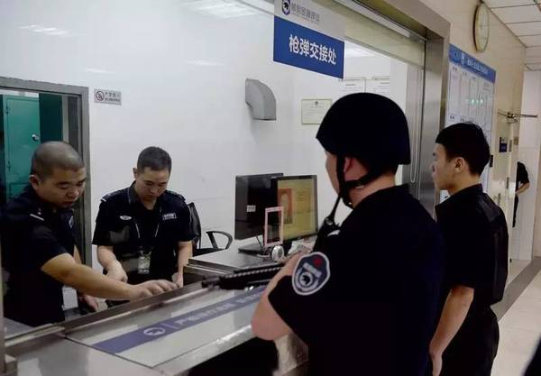 深圳市威豹金融押运股份有限公司的护卫队员刚刚完成押运任务,他们