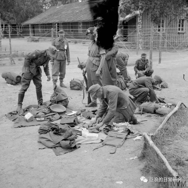 垂头丧气!二战结束时在战俘营中的德军士兵