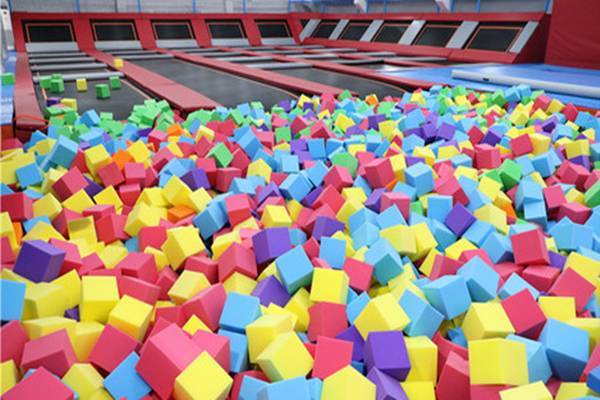 飞鞋将蹦床和欢乐海绵池融合在一起,让你一次蹦个够!