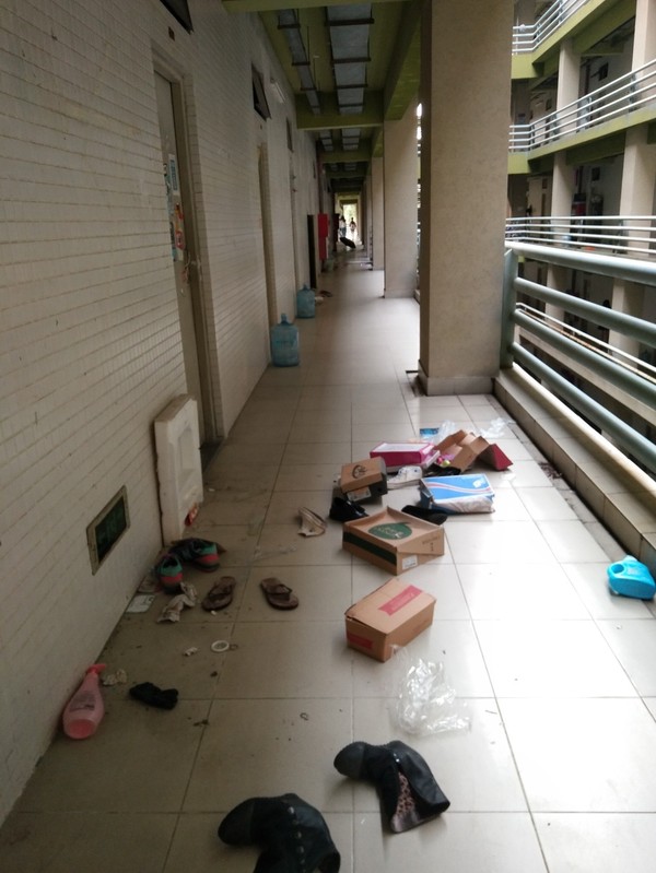 女宿舍丢弃的鞋 暴力图片