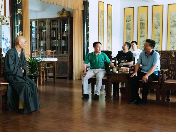 (左一:明憨大和尚右一"书法妙手"刘宏伟先生)