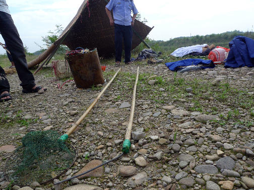 一名村民在溪水中电鱼,却不幸遭电击身亡!