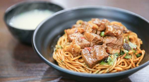 【酥爽无比的牛肉卤面】