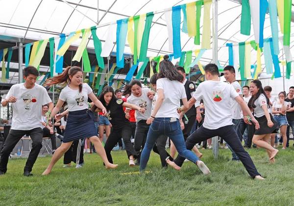 乐园里 有鲜花 有音乐 有梦想的年轻人 游戏板块《我爱唱歌》 草坪上