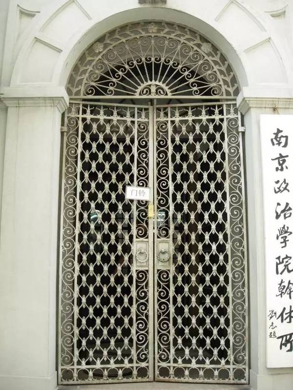 4 拱形门和镂孔铸铁门 入口处的 拱形门和 镂孔铸铁大门堪称民国建筑
