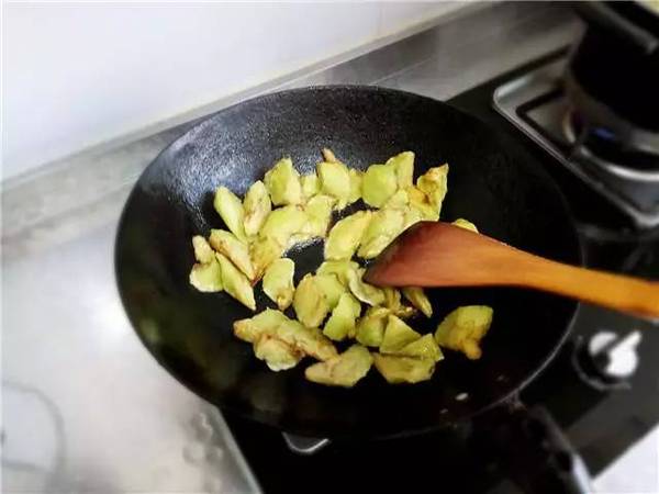 将多余的油倒出(可炒菜用),锅留少量油烧热,将炸好的茄子倒入翻炒.