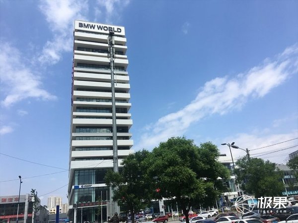 东北淘车不容易 路遇红灯急停脑袋撞裂了车窗 汽车频道 手机搜狐