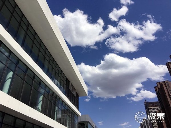 东北淘车不容易 路遇红灯急停脑袋撞裂了车窗 汽车频道 手机搜狐