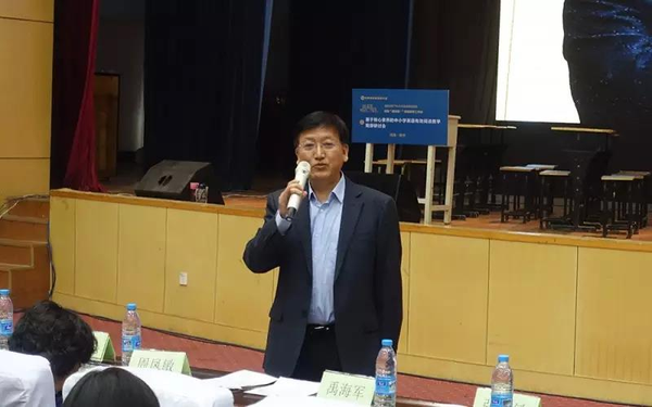 国际教育研究院院长,《义务教育英语课程标准》专家组核心成员鲁子问