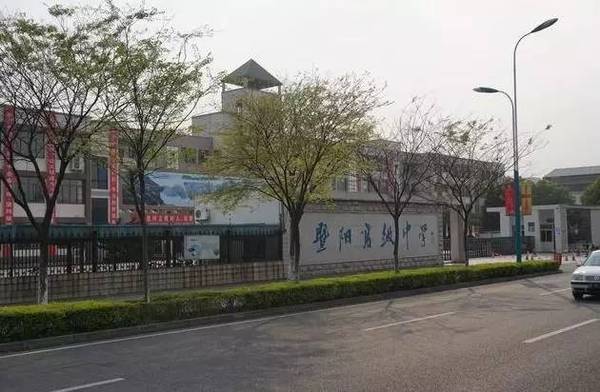 17:33 大 张家港日报记者/徐娅美编/杜鹃 张家港市暨阳高级中学兴建于