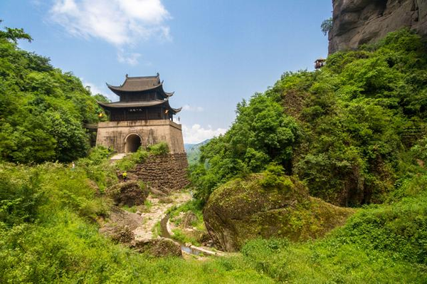 翠云廊古称剑州路柏,民间又称"皇柏,亦称"张飞柏,位于四川广元市