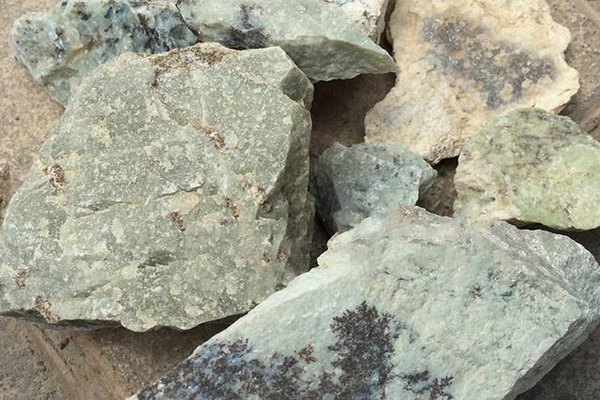 2011年甘肃省文物考古研究所在肃北县马鬃山镇西北约20公里的河盐湖径