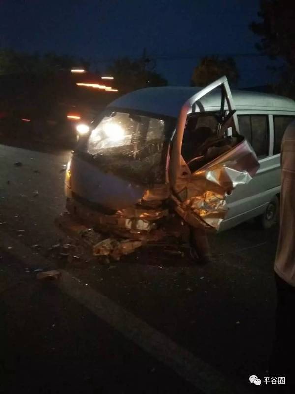 平谷至密雲密三路發生嚴重車禍,一輛轎車與一輛麵包車發生碰撞,現場慘