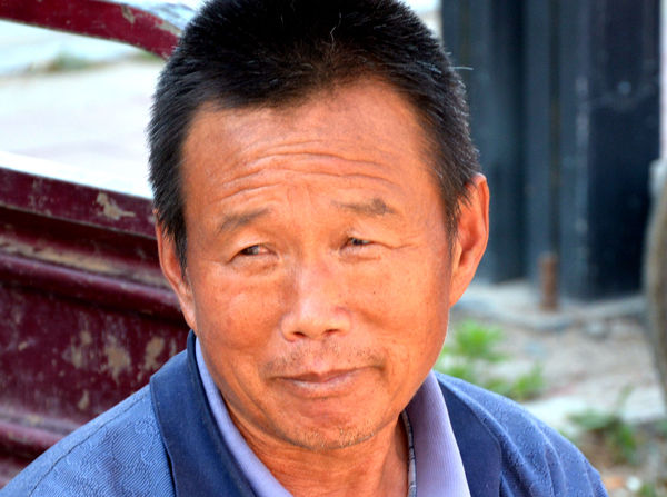 农村大哥凌晨3点去集市摆摊,没赚够50元不想回家