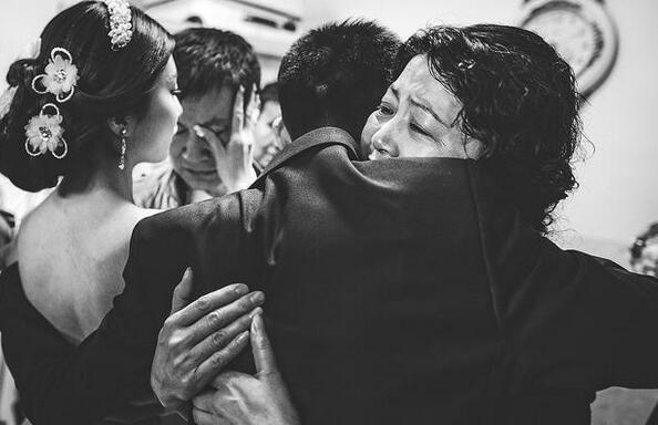 10张女儿出嫁时候父母的表情图,越看越心疼