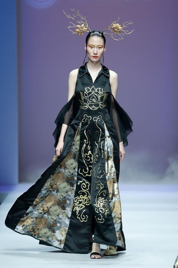 西去敦煌纳千年飞天之美 京城展演显古典时尚之雅