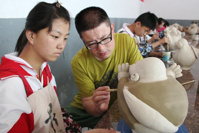 山东省临沂市费县,有一位农村的聋哑青年,迷上了泥塑艺术,用塑刀和