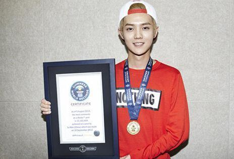 鹿晗穿曼联球衣踢球被拍!范志毅赞业余中顶尖