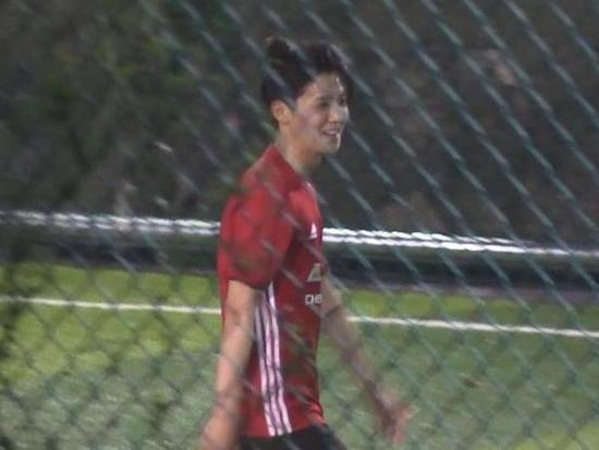 鹿晗穿曼联球衣踢球被拍!范志毅赞业余中顶尖