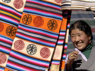 是以西宁羊毛为原料 经纺纱,染色,织造,整理等工序制成 织氆氇用的是