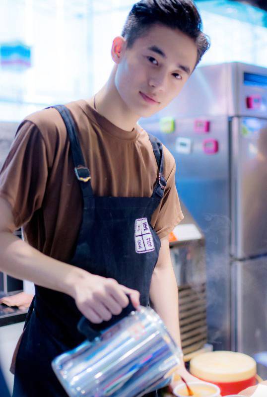 五路口这家卖星空饮品的奶茶店火了,去喝的竟然都是颜控!