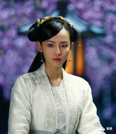 杨洋李沁主演的《花开半夏》里的程秀秀.